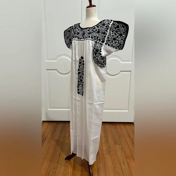 San Antonino Maxi Dress,Oaxaca Mexican dress.Hand Embroidered with Silk Threads. - Picture 7 of 8